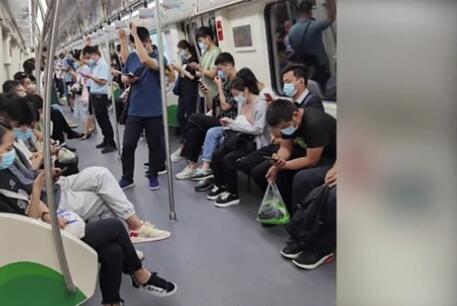 郑州市民再乘地铁后称鼻子酸酸的 究竟是怎么回事？