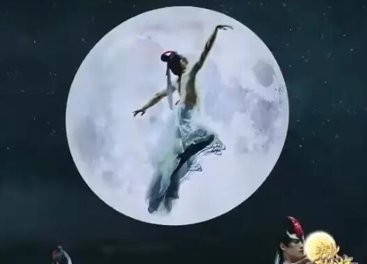 中秋月亮与飞机同框了 到底是怎么拍到的？