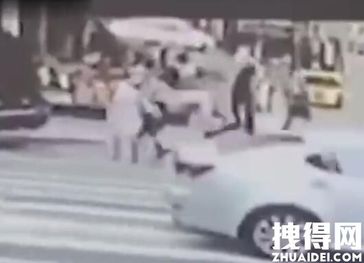 华裔女子遭人背后猛推跌入车流 背后真相实在让人惊愕