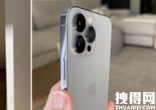 北京三里屯顾客排长龙买iPhone13 为什么这么火爆什么原因？
