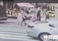 华裔女子遭人背后猛推跌入车流 背后真相实在让人惊愕