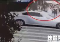 华裔女子遭人背后猛推跌入车流 究竟是怎么回事？