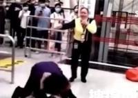 2男子深圳地铁站抽皮带抡头盔互殴 原因竟是这样实在太意外了