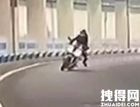 重庆骑手深夜飙车瞬间被甩飞 原因竟是这样实在太意外了