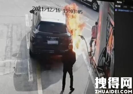 深圳一男子拔掉油枪点燃汽车后逃走 背后真相实在让人惊愕
