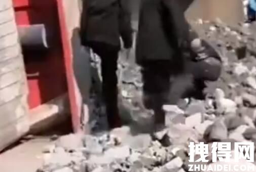 杭州一工程车侧翻3路人被石子掩埋 究竟是怎么回事？