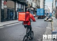 上海跑腿小哥:露宿街头日薪过万 为什么这么高什么原因？
