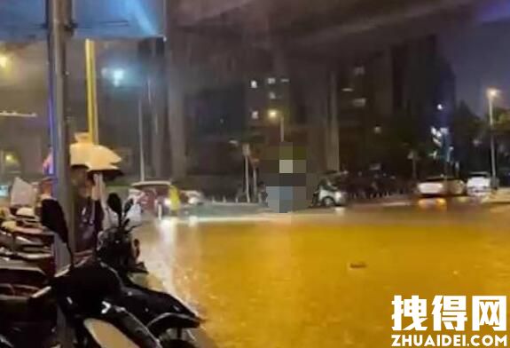 重庆暴雨 出租车齐腰积水中漂浮 究竟是怎么回事？