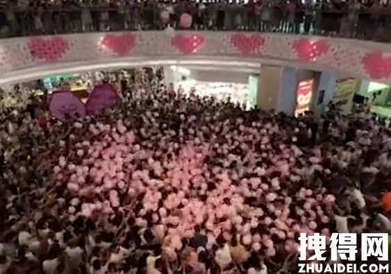 商场踩气球找钻戒活动多人被挤倒 究竟是怎么回事？