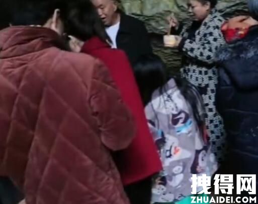 重庆高温村民穿棉袄钻山洞吃火锅 究竟是怎么回事？