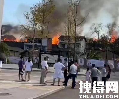 四川内江突发山火 逼近居民区 到底是什么情况？