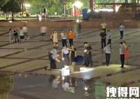 4人广场跳舞被雷击 目击者:地有积水 究竟是怎么回事？