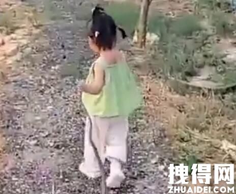 2岁女孩把蛇干当玩具吓跑妈妈 究竟是怎么回事？