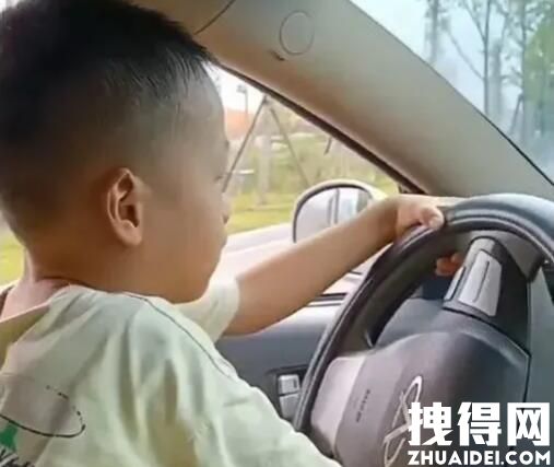 5岁孩子开车上路妈妈还说开得好 背后真相实在让人惊愕