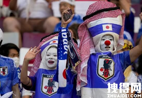 那名装扮奇特的日本球迷又来了 究竟是什么样的？