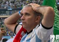 阿根廷战败 球迷失落抱头(看台的阿根廷球迷无奈抱头)
