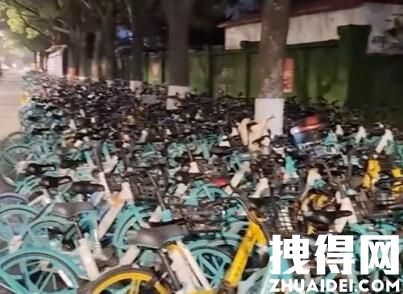 南京一地铁口被大量共享单车堵死 背后真相实在让人惊愕
