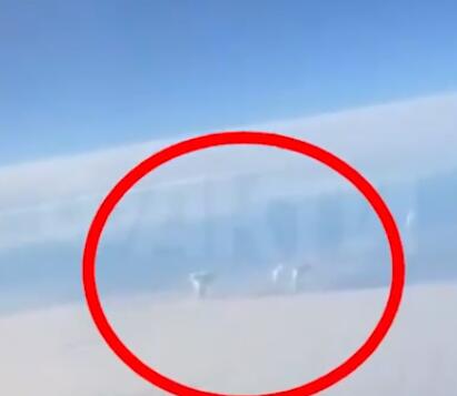 乘客飞机上拍下乌目标被袭产生烟柱 究竟是怎么回事？