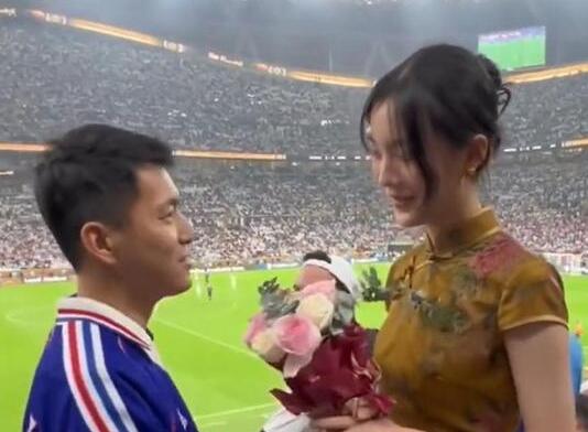 中国小伙在世界杯决赛现场求婚 究竟是怎么回事？