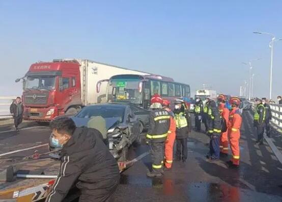 现场:郑新黄河大桥因大雾多车相撞 救援人员:黄河大桥事故涉200多辆车