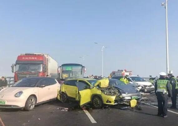 郑州200多车相撞事故已致1死 究竟是怎么回事？