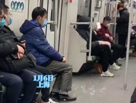 乘客羽绒服炸裂绒毛飘满地铁车厢 究竟是怎么回事？