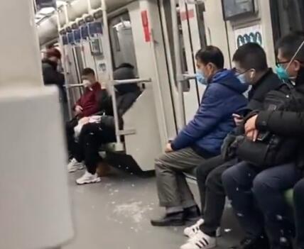 乘客羽绒服炸裂绒毛飘满地铁车厢 内幕曝光简直太意外了