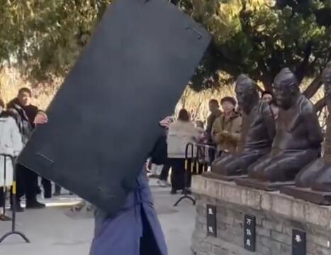 有点上头!男子扛铁板狂砸秦桧雕像 究竟是怎么回事？