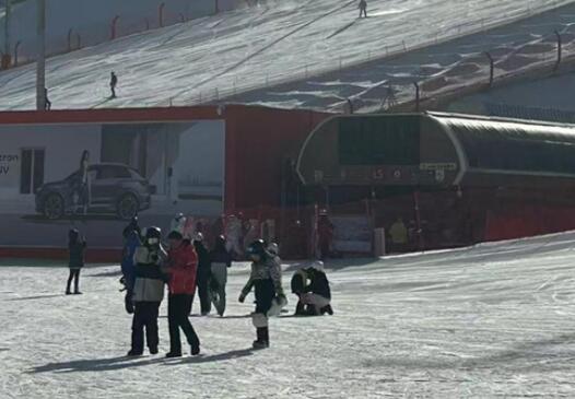 河北一滑雪场禁止游客教亲友滑雪 究竟是怎么回事？