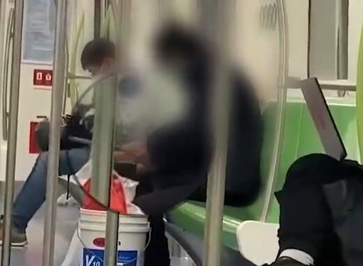 男子在上海地铁车厢内磨菜刀 背后真相实在让人惊愕