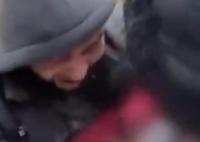 叙利亚一男子抱婴儿遗体大哭 内幕曝光简直太意外了