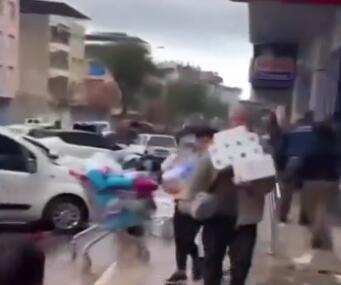 土耳其震后难民洗劫超市 始料未及真相简直令人震惊