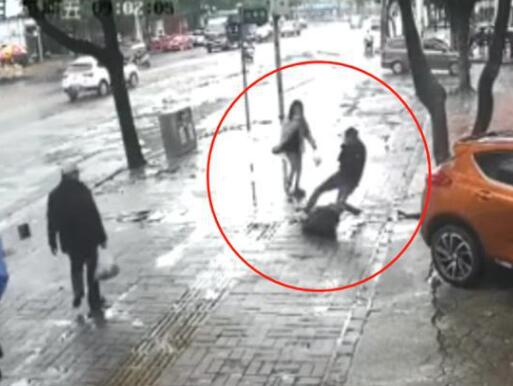 柳州一男子当街殴打女子20多分钟 内幕曝光简直太可怕了