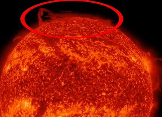 NASA拍到太阳北极一块断裂脱落 背后真相实在让人惊愕