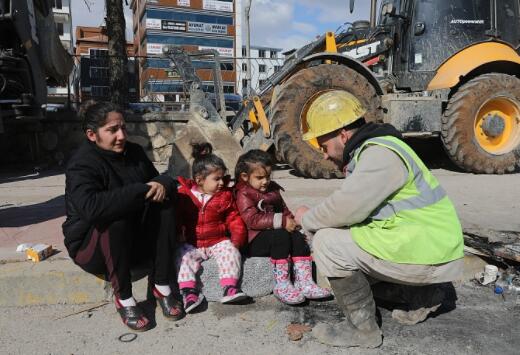 土耳其震后上千名儿童与父母失散 内幕实在令人震惊