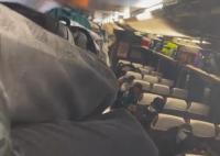 座位被占女子爬火车行李架睡觉 内幕曝光简直太意外了