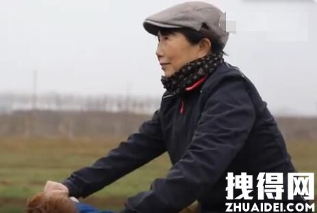 65岁阿姨离婚后8年骑行12国 背后真相实在让人惊愕