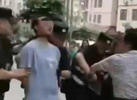 男子当街砍人 路人:有人耳朵被砍掉 嫌疑人目前已被抓获
