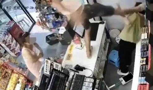 男子便利店里殴打女店员 被警方控制了