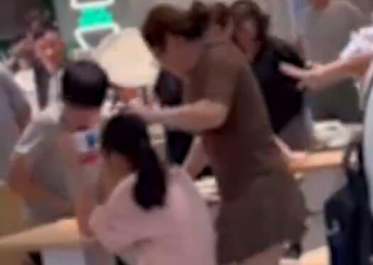 上海一餐厅两女子为抢座用餐具互砸 背后真相实在让人惊愕