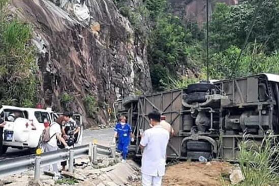 越南一载中国游客大巴侧翻 4死8重伤 内幕曝光简直太意外了