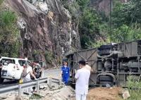 越南一载中国游客大巴侧翻 4死8重伤 内幕曝光简直太意外了