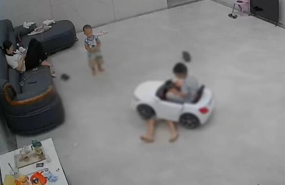 孩子躺游戏车前遭亲戚家孩子碾压 内幕曝光简直太意外了
