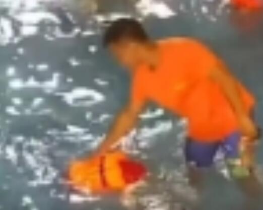 泳池救生员一天捞同一男孩5次 内幕曝光简直太意外了
