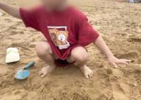 母亲晒孩子在沙滩制竹签陷阱引争议 内幕曝光简直太意外了