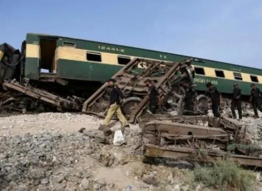 巴基斯坦火车脱轨已致至少30死 背后真相实在让人惊愕