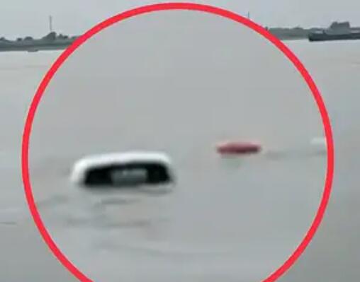 轿车撞人后冲入长江 仅车顶在水面上 背后真相实在让人惊愕