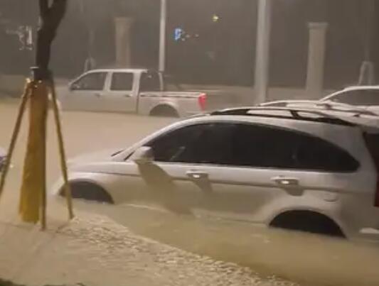 福州暴雨局地现山体滑坡洪流倾泻 背后真相实在让人惊愕