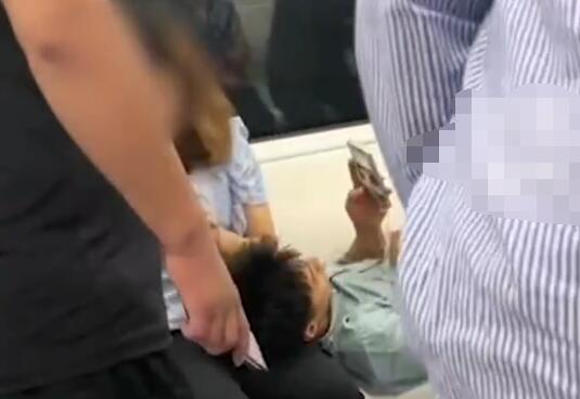 男子地铁占座躺女友腿上玩手机 背后真相实在让人惊愕