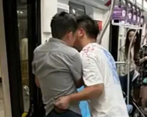 两男子疑因争座椅在地铁车厢内互殴 内幕曝光简直太意外了